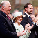 16. juni: Kong Harald, Dronning Sonja og Kronprins Haakon er til stede under fredsprisvinner Aung San Suu Kyis Nobelforedrag i Oslo Rådhus (Foto: Lise Åserud / NTB scanpix)